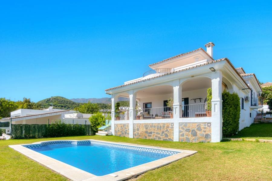Villa in Estepona West Estepona | 5-bed | €1.43M