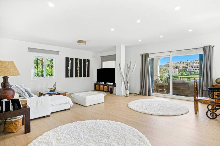 Villa in Estepona West Estepona | 5-bed | €1.43M