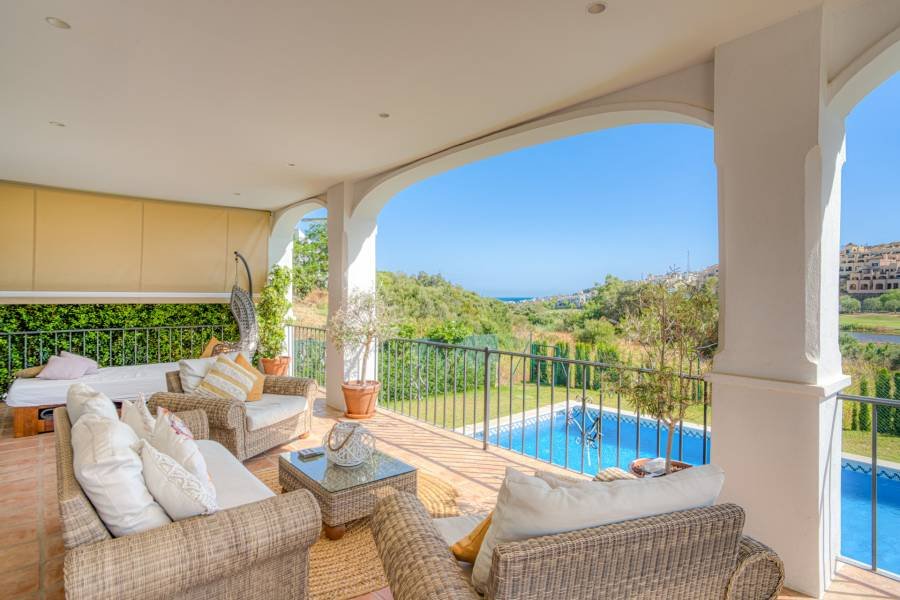 Villa in Estepona West Estepona | 5-bed | €1.43M