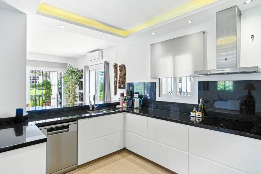 Villa in Estepona West Estepona | 5-bed | €1.43M
