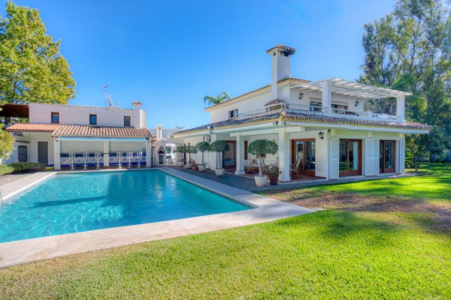 Villa in Estepona East Estepona | 5-bed | €2.40M