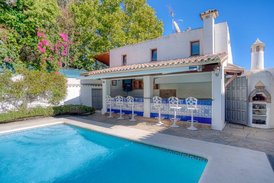 Villa in Estepona East Estepona | 5-bed | €2.40M