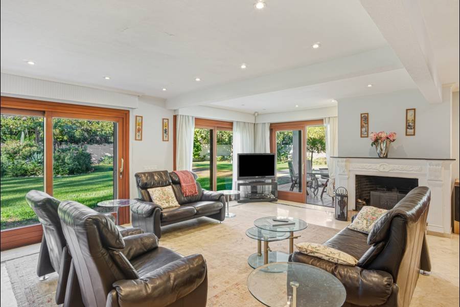 Villa in Estepona East Estepona | 5-bed | €2.40M