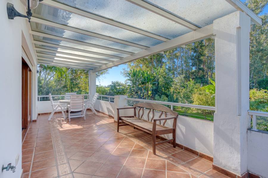 Villa in Estepona East Estepona | 5-bed | €2.40M