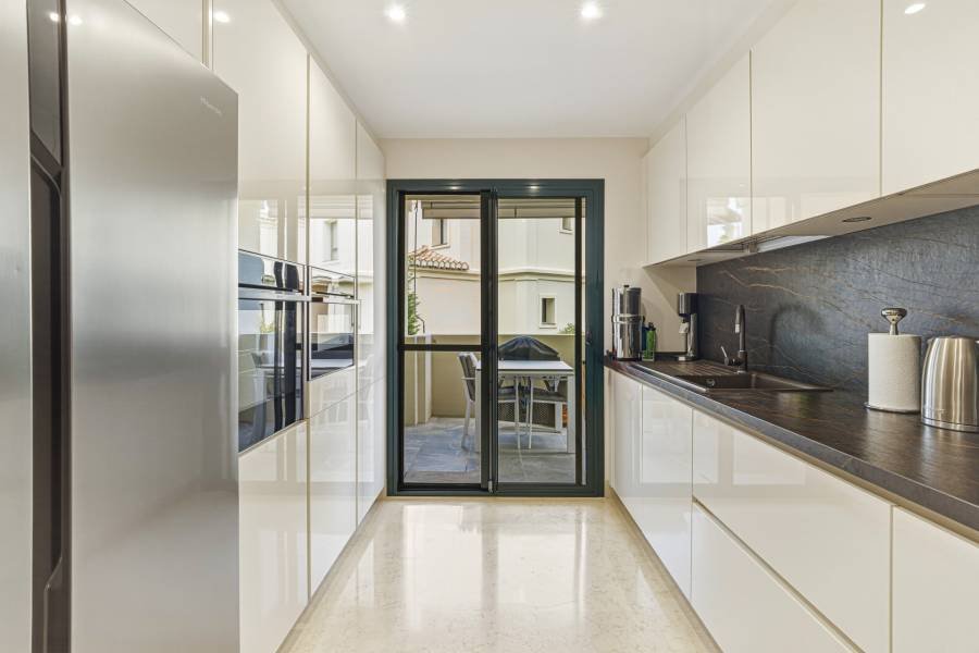 Ground Floor Apartment в Los Capanes del Golf, Benahavis | 2 спален | €0.60M