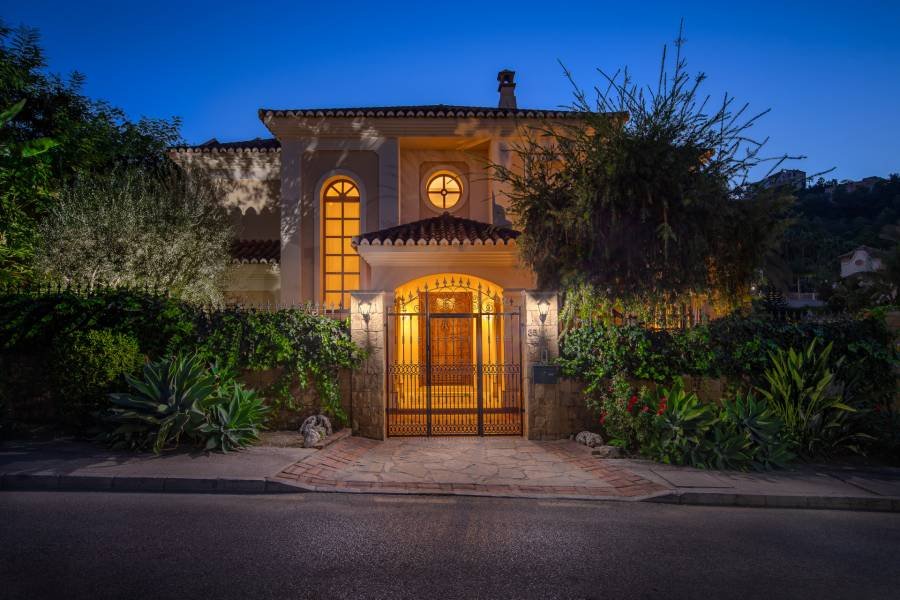 Villa in Los Arqueros Benahavis | 6-bed | €2.10M