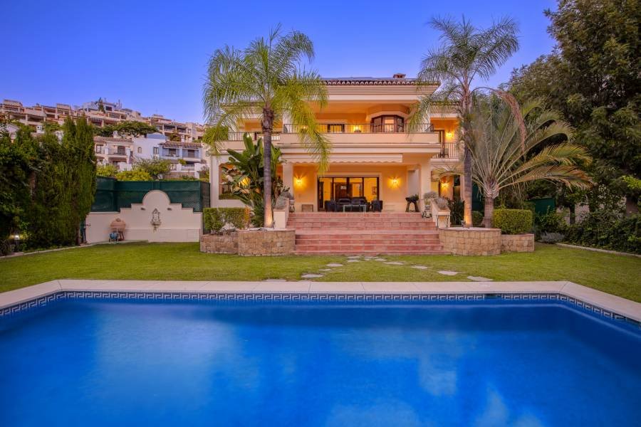 Villa in Los Arqueros Benahavis | 6-bed | €2.10M