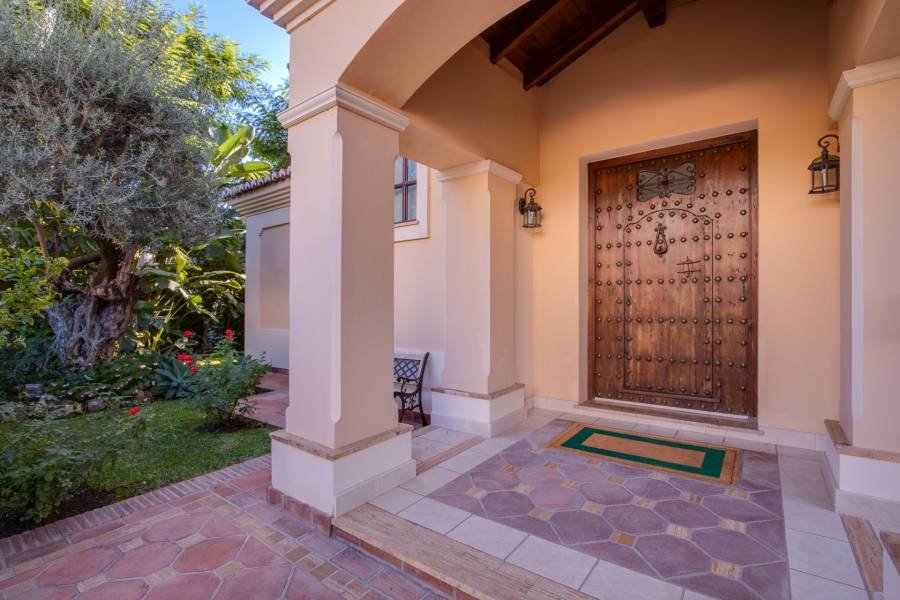 Villa in Los Arqueros Benahavis | 6-bed | €2.10M