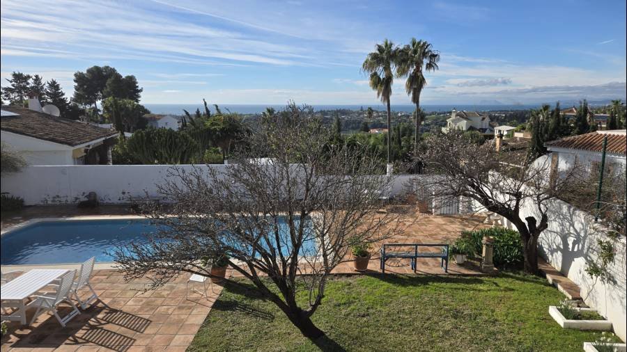 Villa in Estepona East Estepona | 4-bed | €1.37M