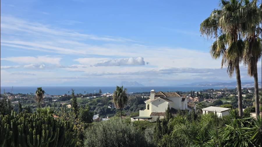 Villa in Estepona East Estepona | 4-bed | €1.37M