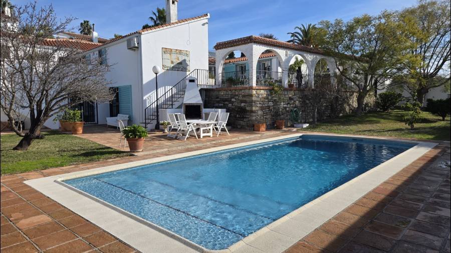 Villa in Estepona East Estepona | 4-bed | €1.37M