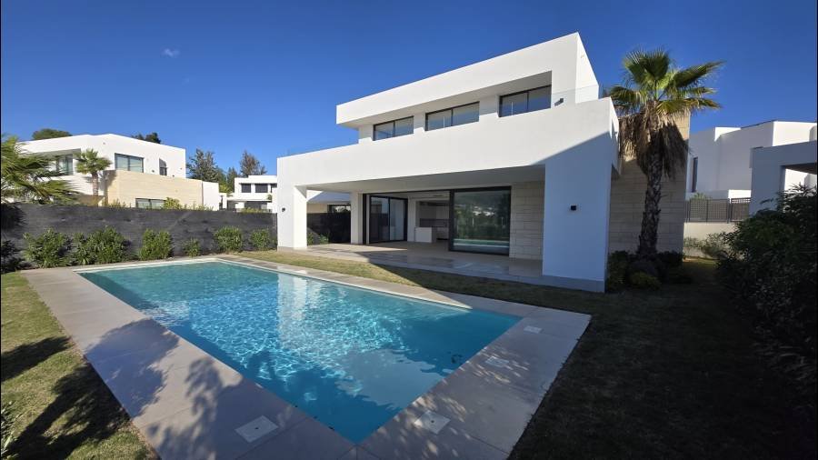 Villa in Marbella Este Marbella | 4-bed | €2.50M