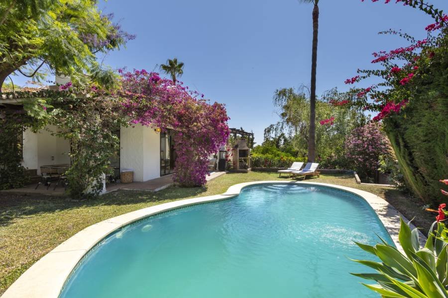 Villa in Estepona East Estepona | 4-bed | €1.49M