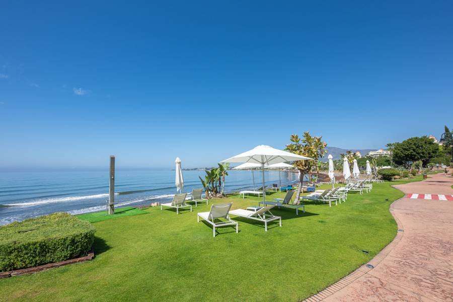 Apartment in Estepona East Estepona | 3-bed | €2.40M