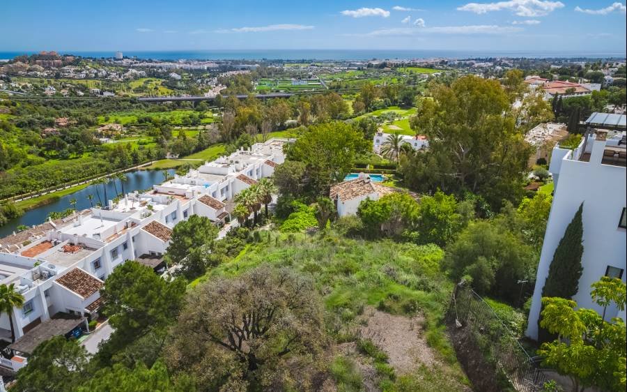 Plot in El Herrojo Benahavis | €2.20M