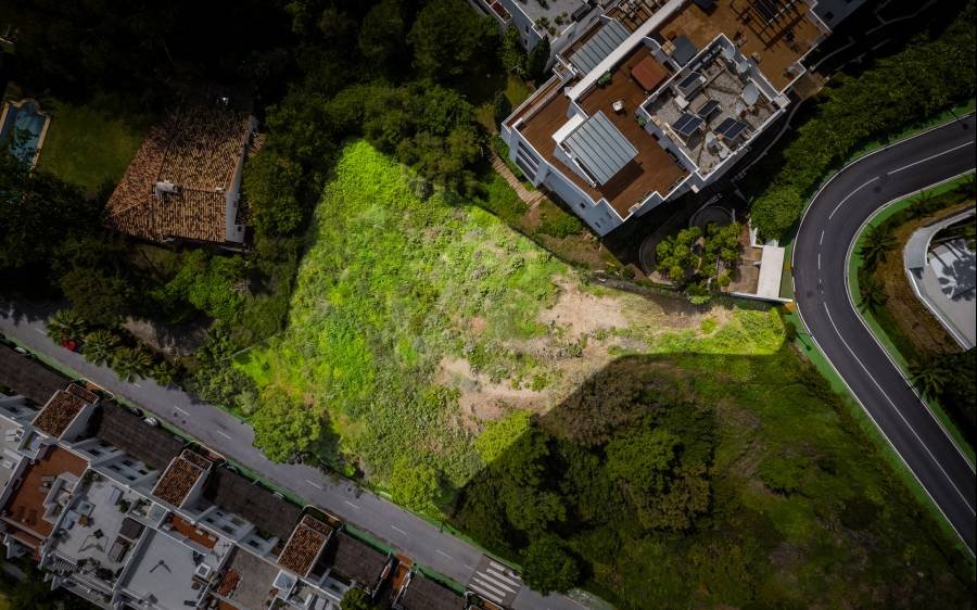 Plot in El Herrojo Benahavis | €2.20M