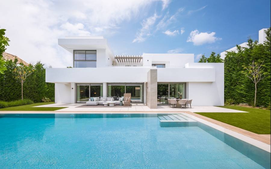 Villa in Estepona East Estepona | 5-bed | €2.50M