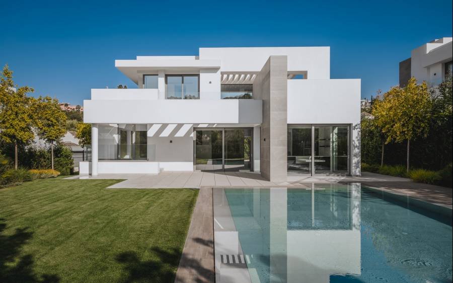Villa in Estepona East Estepona | 5-bed | €2.63M