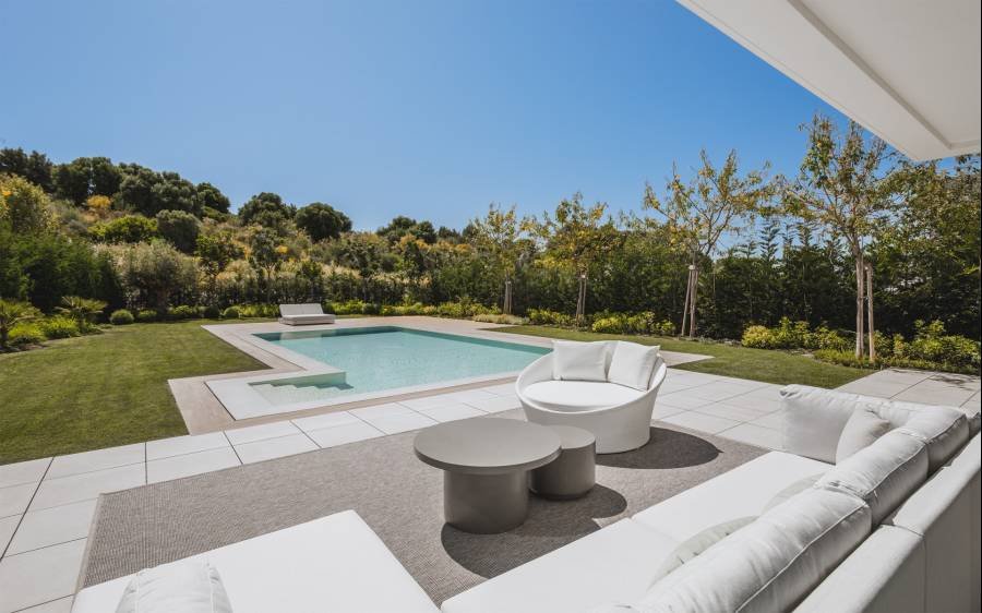 Villa in Estepona East Estepona | 4-bed | €2.40M