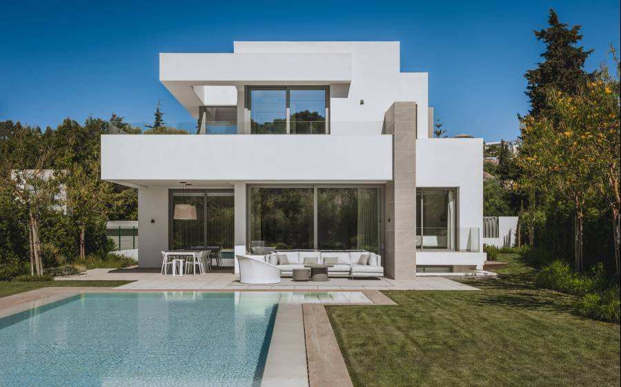 Villa in Estepona East Estepona | 4-bed | €2.40M