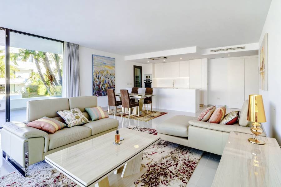 Apartment в Estepona East, Estepona | 3 спален | €0.85M