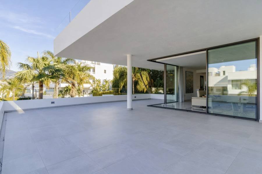 Apartment в Estepona East, Estepona | 3 спален | €0.85M