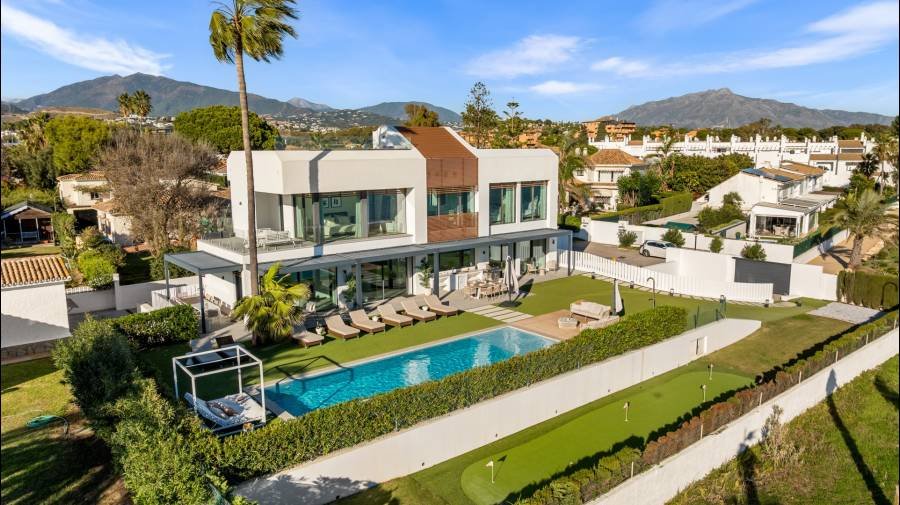 Villa in Estepona East Estepona | 5-bed | €6.00M