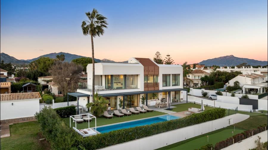Villa in Estepona East Estepona | 5-bed | €6.00M