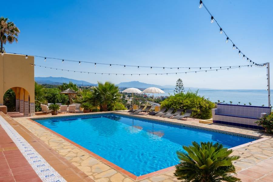 Villa in Estepona West Estepona | 7-bed | €1.76M