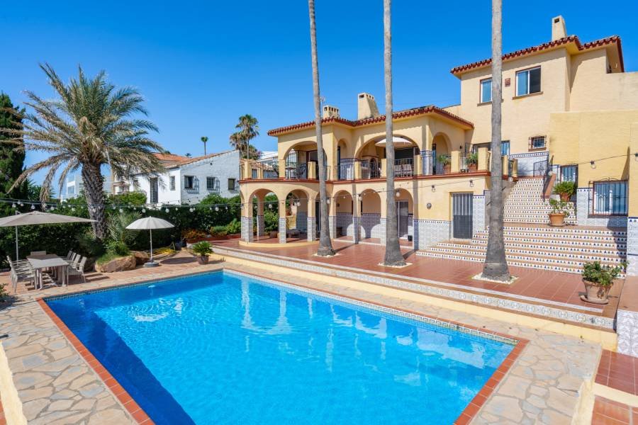 Villa in Estepona West Estepona | 7-bed | €1.76M