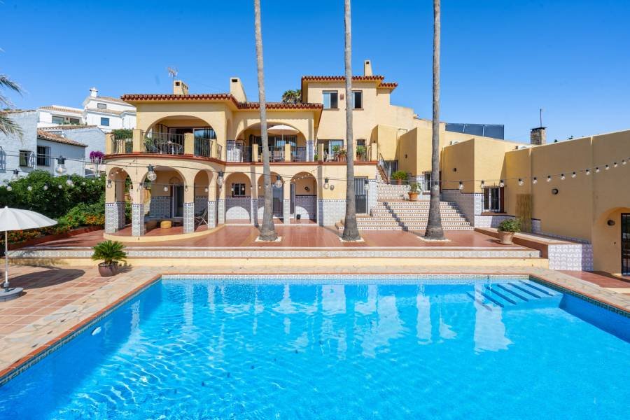 Villa in Estepona West Estepona | 7-bed | €1.76M