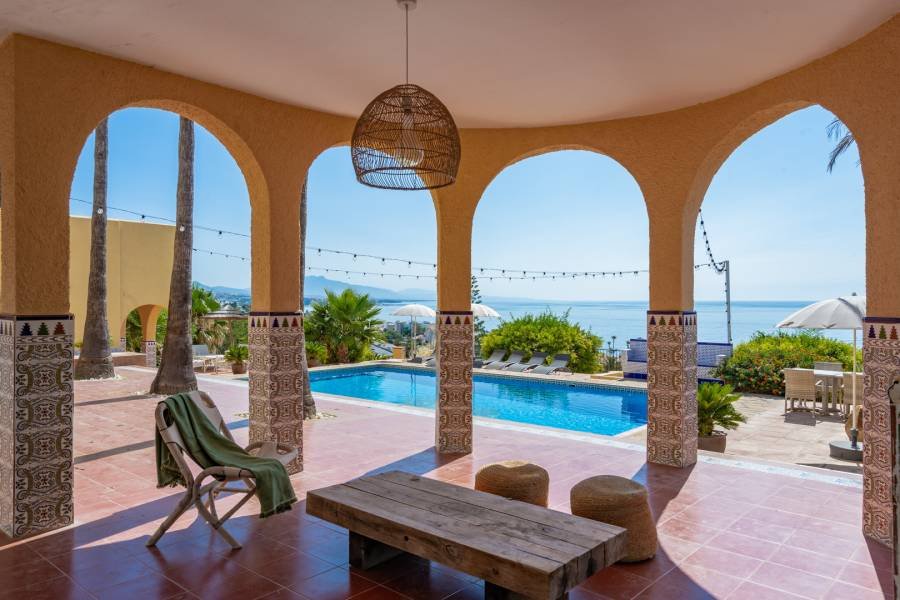 Villa in Estepona West Estepona | 7-bed | €1.76M