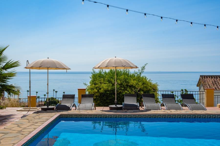 Villa in Estepona West Estepona | 7-bed | €1.76M
