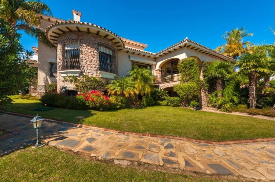 Mansion in Estepona East Estepona | 9-bed | €5.25M