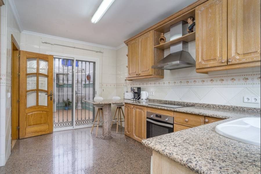 Semi Detached House San Pedro de Alcantara | 5-bed | €0.75M