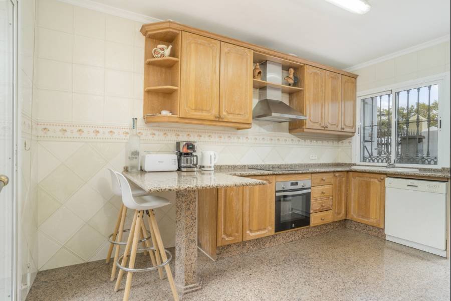 Semi Detached House San Pedro de Alcantara | 5-bed | €0.75M