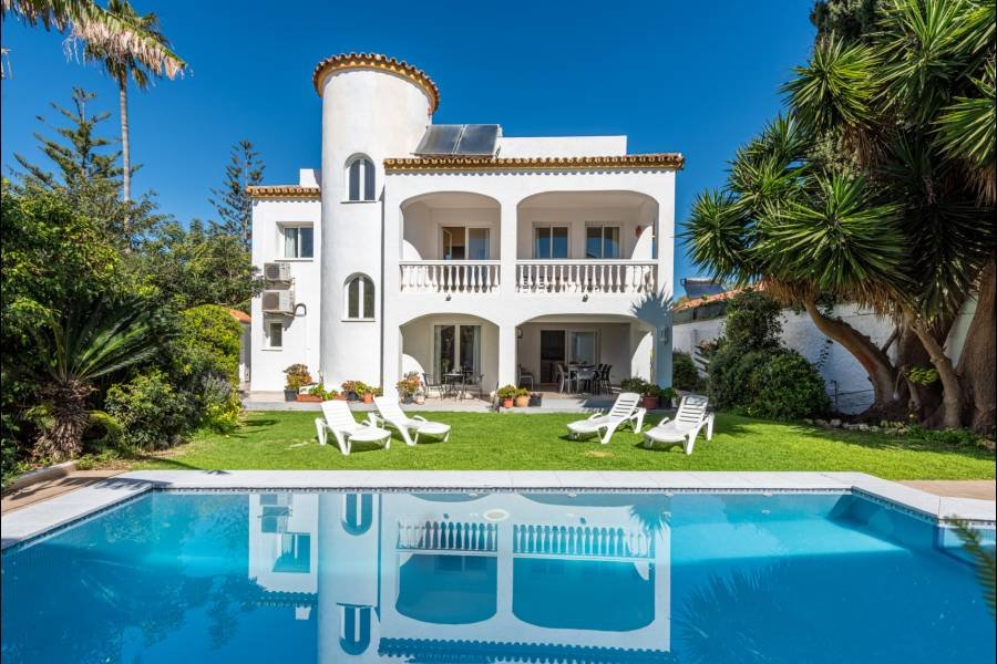 Villa in Linda Vista Baja San Pedro de Alcantara | 4-bed | €1.95M