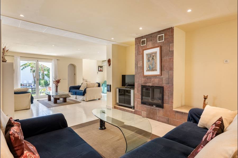 Villa in Linda Vista Baja San Pedro de Alcantara | 4-bed | €1.95M