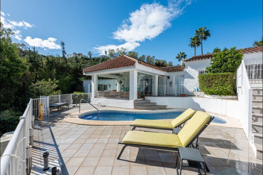 Villa in Puerto del Almendro Benahavis | 4-bed | €1.15M
