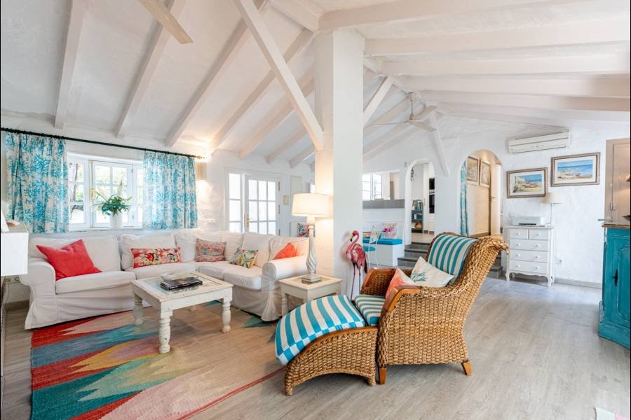 Villa in Puerto del Almendro Benahavis | 4-bed | €1.15M