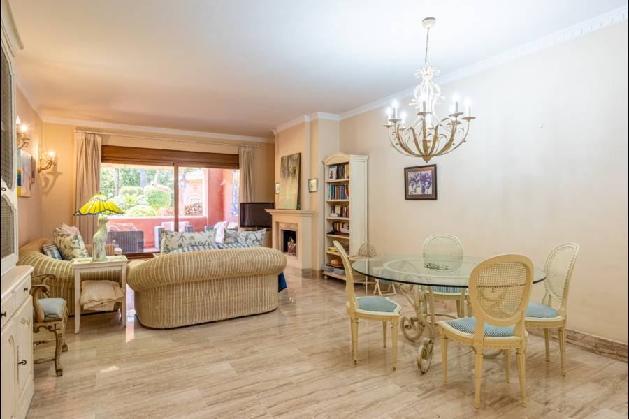 Apartment в Estepona East, Estepona | 2 спален | €0.59M