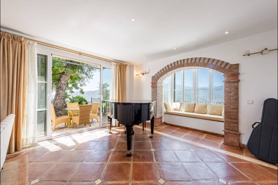 Villa in Sierra Blanca Country Club Istan | 3-bed | €1.60M