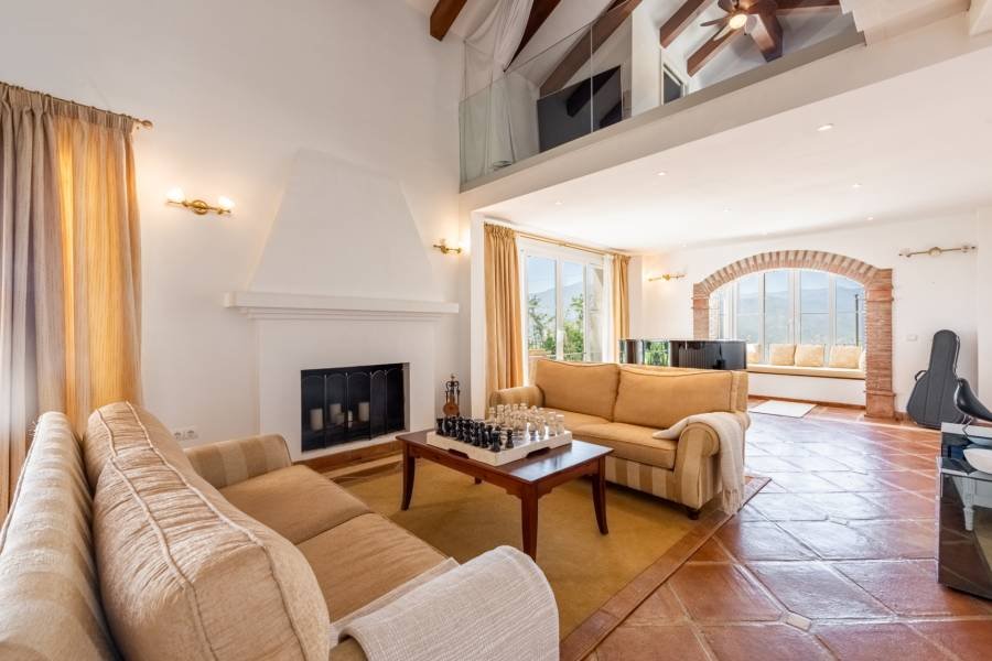 Villa in Sierra Blanca Country Club Istan | 3-bed | €1.60M