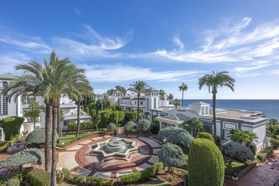 Penthouse in Estepona East Estepona | 3-bed | €2.50M