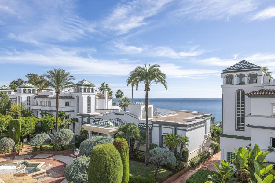 Penthouse in Estepona East Estepona | 3-bed | €2.50M