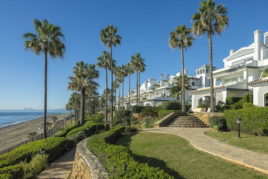 Penthouse in Estepona East Estepona | 3-bed | €2.50M