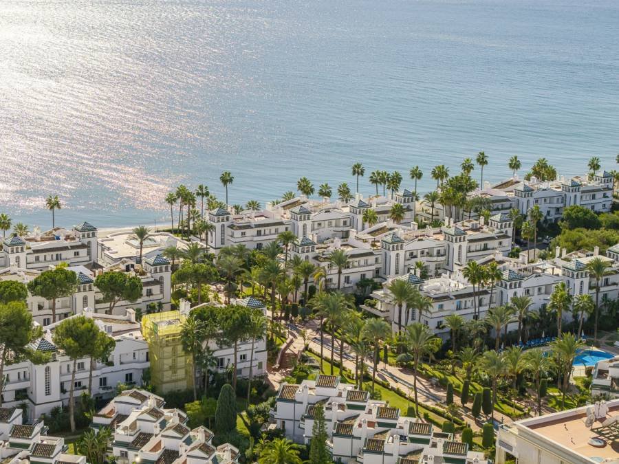 Penthouse in Estepona East Estepona | 3-bed | €2.50M