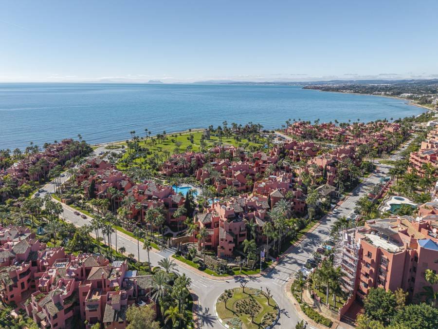 Penthouse in Estepona East Estepona | 4-bed | €1.80M