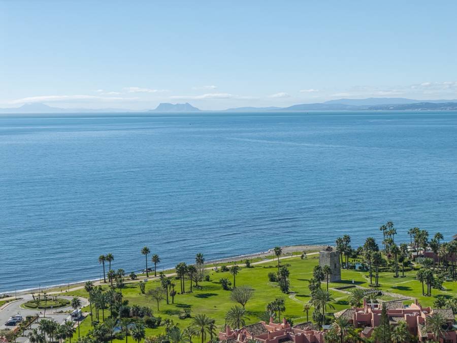 Penthouse in Estepona East Estepona | 4-bed | €1.80M