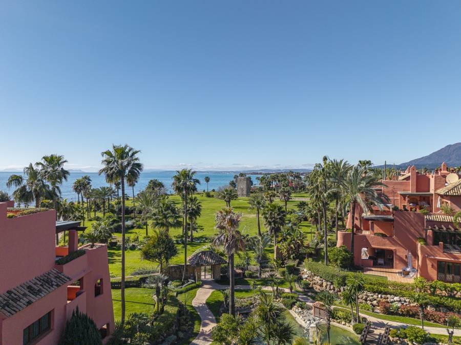 Penthouse in Estepona East Estepona | 4-bed | €1.80M